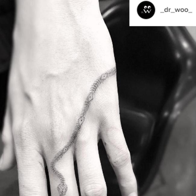 cara delevingne u0027s snake tattoo cara delevingne u0027s snake tattoo